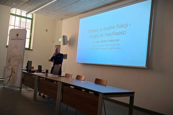 Wykład na Uniwersytecie Medycznym z udziałem policjanta Komendy Wojewódzkiej Policji we Wrocławiu