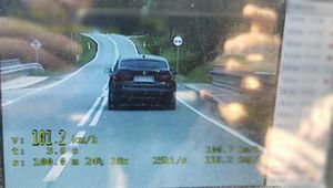 zdjęcie samochodu jadącego po drodze, informacja cyfrowa o prędkości