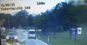zarejestrowany obraz z videorejestratora , utrwalający wykroczenie, -pojazdy poruszające się po drodze oraz informacja dotycząca prędkosci
