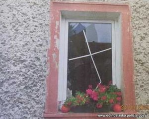zdjęcie uszkodzonego okna