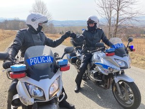 dwóch policjantów siedzi na motocyklach