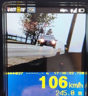 zdjęcie  z videorejestratora-samochód jedzie droga , widoczny pomiar prędkości