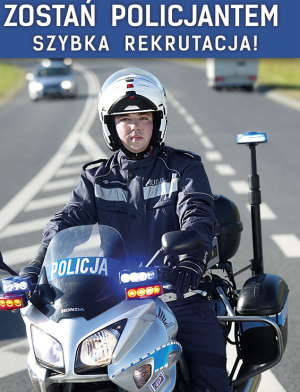 Napis Szybka rekrutacja zostań policjantem. Na zdjęciu policjant w mundurze i kasku na motocyklu. W tle widać jadące dwa samochody po drodze , zdajecie lekko rozmazane.