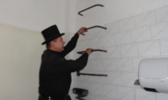 Kominiarz w pomieszczeniu idzie po drabinie umocowanej do ściany