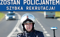 Napis Szybka rekrutacja zostań policjantem. Na zdjęciu policjant w mundurze i kasku na motocyklu. W tle widać jadące dwa samochody po drodze , zdajecie lekko rozmazane.