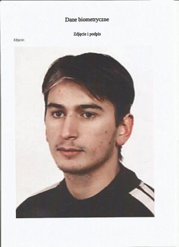 czarno biała fotografia w stylu legitymacyjnym Saidov Kazbek. Zdjęcie lekko rozmazane, ziarniste.