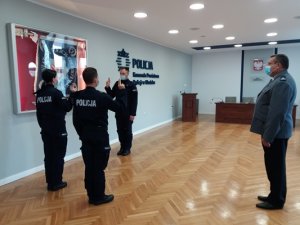 Policjanci podczas ślubowania  z ręką podniesioną do ślubowania