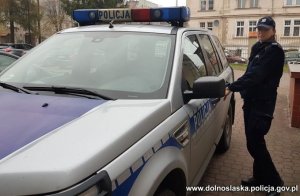 policjantka stoi przy radiowozie