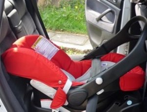 fotelik ochronny w samochodzie na siedzeniu