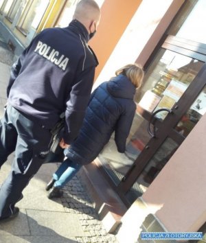 Policjanci nieustannie czuwają nad bezpieczeństwem mieszkańców Dolnego Śląska. Pamiętajmy, że zagrożeniem zarażeniem Covid-19 nie minęło