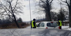 Dbając o poprawę bezpieczeństwa uczestników ruchu drogowego policjanci apelują o ostrożność i rozsądek na drodze