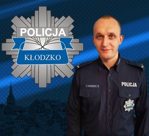 zdjęcie policjanta w mundurze z logo policji powiatu kłodzkiego