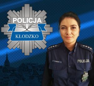 zdjęcie policjantki w mundurze z logo policji powiatu kłodzkiego umieszonym z lewej strony zdjęcia