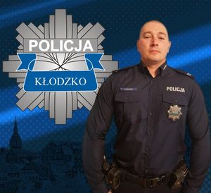 policjant w mundurze z lewej strony logo policji powiatu kłodzkiego