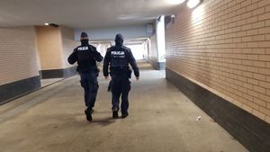 patrol dwóch policjantów idzie przez dworzec kolejowy