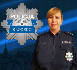 zdjęcie policjantki, a na górze umieszczone logo policji powiatu kłodzkiego gwiazda policyjna