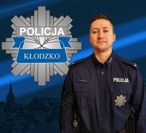 zdjęcie policjanta w mundurze w górnej części logo logo policji powiatu kłodzkiego
