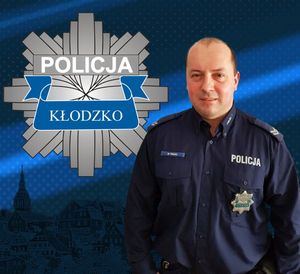 zdjęcie policjanta w mundurze, w górnym lewym rogu logo policji powiatu kłodzkiego