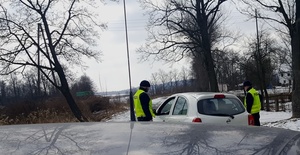 patrol policjantów prowadzi kontrole drogowa, stoją przy samochodzie