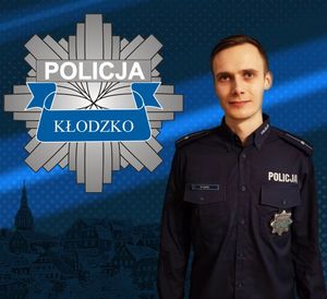 zdjęcie policjanta , w górnym rogu po lewej stronie gwiazda policyjna