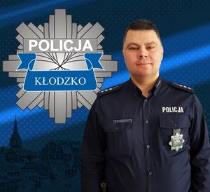 zdjęcie policjanta a na górnej części logo policji powiatu kłodzkiego-gwiazda policyjna