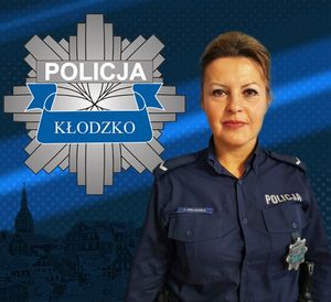 zdjęcie policjantki ,a na górnej części logo policji powiatu kłodzkiego , gwiazda policji