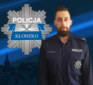 zdjęcie policjanta , na górnym lewym rogu umieszczone logo policji powiatu kłodzkiego , gwiazda policyjna z napisem policja Kłodzko