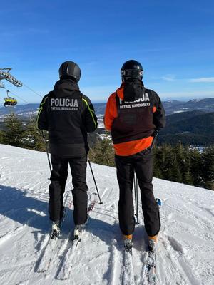 Policyjne patrole narciarskie dbają o bezpieczeństwo na stokach Czarnej Góry, Zieleńca i Sokolca