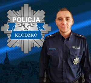 sylwetka policjanta w mundurze, w górnym lewym rogu znajduje sie logo policji gwiazda z napisem policja kłodkzo