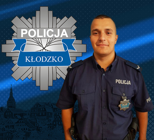 zdjęcie policjanta w mundurze, w lewym górnym rogu logo policji powiatu kłodzkiego gwiazda policyjna