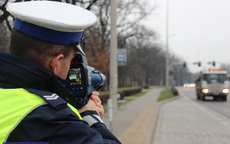 Kierowca pędził 107 km/h w terenie zabudowanym – został ukarany mandatem i stracił prawo jazdy na 3 miesiące