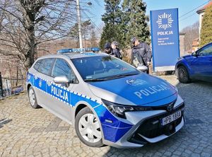 Hybrydowa Toyota trafiła do Komisariatu Policji w Nowej Rudzie. To kolejny nowy radiowóz w naszym powiecie.