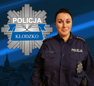 zdjęcie policjantki , na zdjęciu logo policji powiatu kłodzkiego