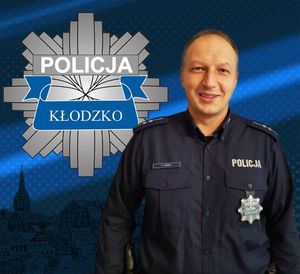 zdjęcie policjanta i logo policji powiatu kłodzkiego