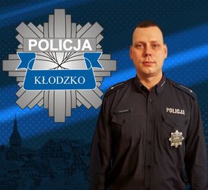 zdjęcie policjanta , w tle logo policji powiatu kłodzkiego gwiazda policyjna