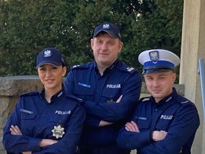 policjantka i dach policjantów stoi na zewnątrz