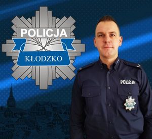 Zdjęcie policjanta oraz logo policji powiatu kłodzkiego