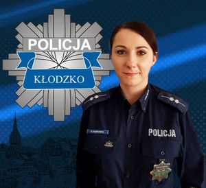 policjantka i logo policji powiatu kłodzkiego gwiazda policyjna