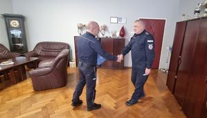 Komendant składa policjantowi gratulacje