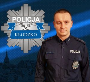 zdjęcie policjanta  i logo policji powiatu kłodzkiego