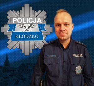 zdjęcie policjanta , obok logo policji powiatu kłodzkiego gwiazda policyjna