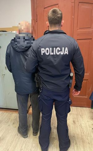 zatrzymany mężczyzna stoi z policjantem