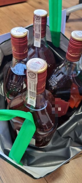 zabezpieczone przez policjantów butelki z alkoholem