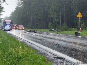 zdjęcie miejsca zdarzenia drogowego, widać policjantów oraz samochody w tym służby ratownicze