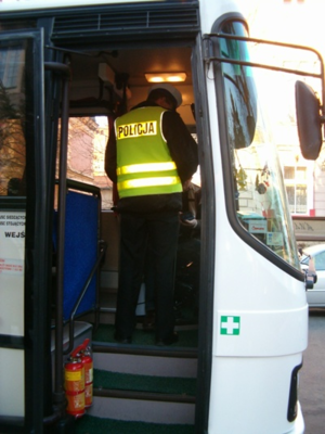 policjant w autobusie kontroluje dokumenty