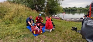 Policjanci, strażacy i woprowcy ćwiczą udzielanie pierwszej pomocy.