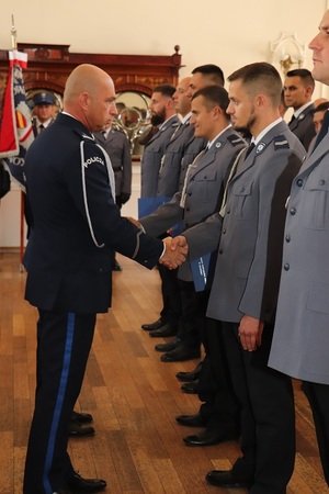 Wręczenie awansów przez I Zastępcę Komendanta Wojewódzkiego Policji we Wrocławiu młodszego inspektora Roberta Frąckowiaka.