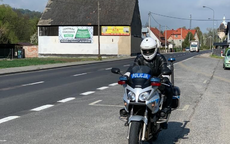 W trosce o bezpieczeństwo uczestników ruchu drogowego, policjanci patrolują  drogi powiatu kłodzkiego również na motocyklach