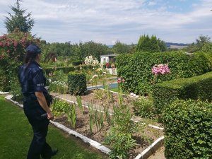 policjantka patroluje teren ogródków działkowych