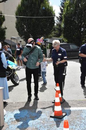 policjantka i mężczyzna idą przez tor przeszkód